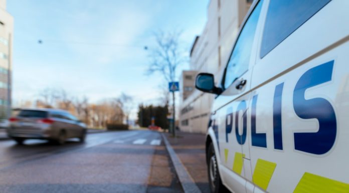 Poliisi vetoaa: Jos näet luonnossa tällaisen pullon, älä koske siihen!